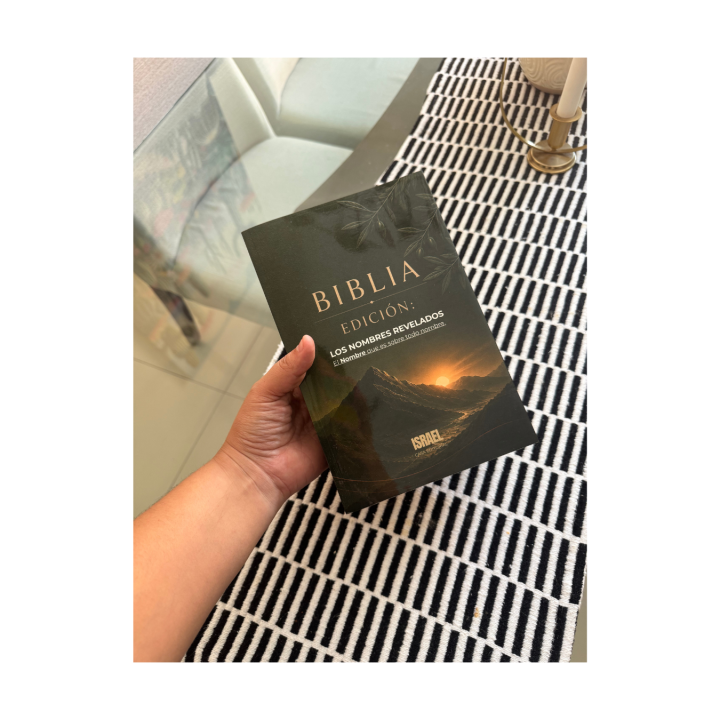 Biblia: Los Nombres revelados El Nombre que es sobre todo nombre. Edición de estudio, letra grande, más de 800 paginas.